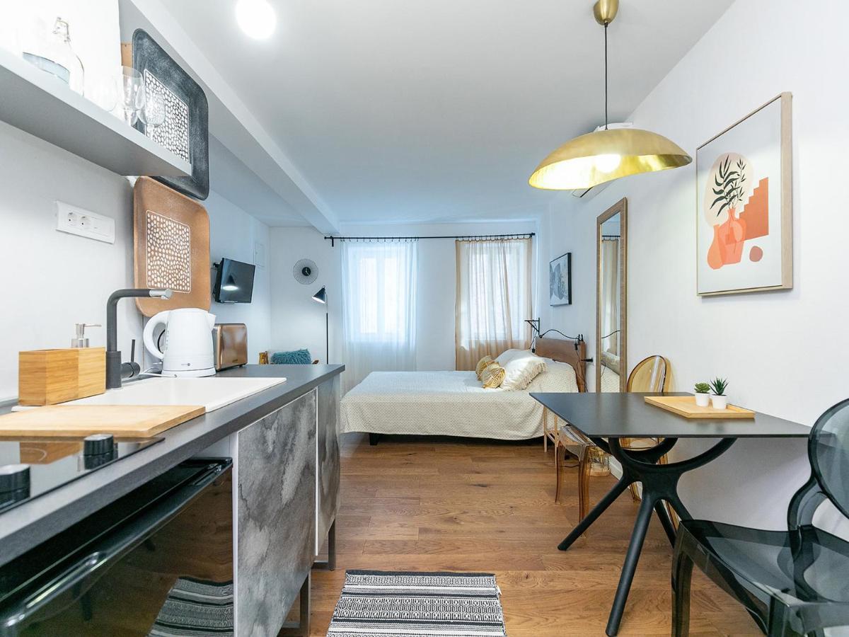 Stylish Studio Apartment By Irundo Ровинь Экстерьер фото
